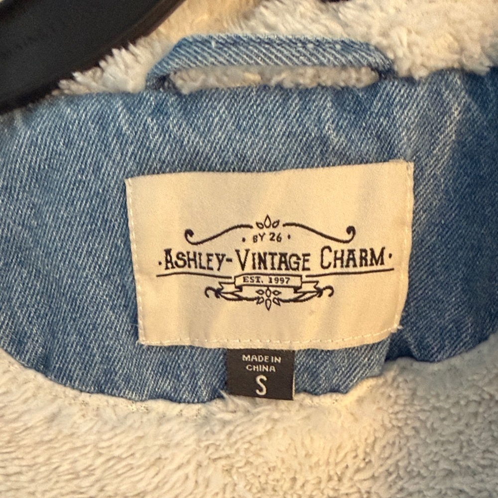 Ashely vintage charm- cropped Denim Jacket with White Fleece Lining- size small - Picture 4 of 4